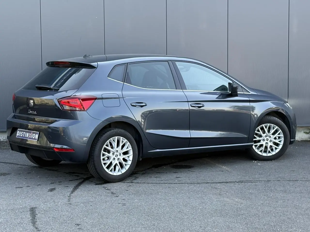 SEAT Ibiza TSI 115 Xcellence gris magnétique vue 3/4 arrière droit avec jantes alliage 16 pouces.