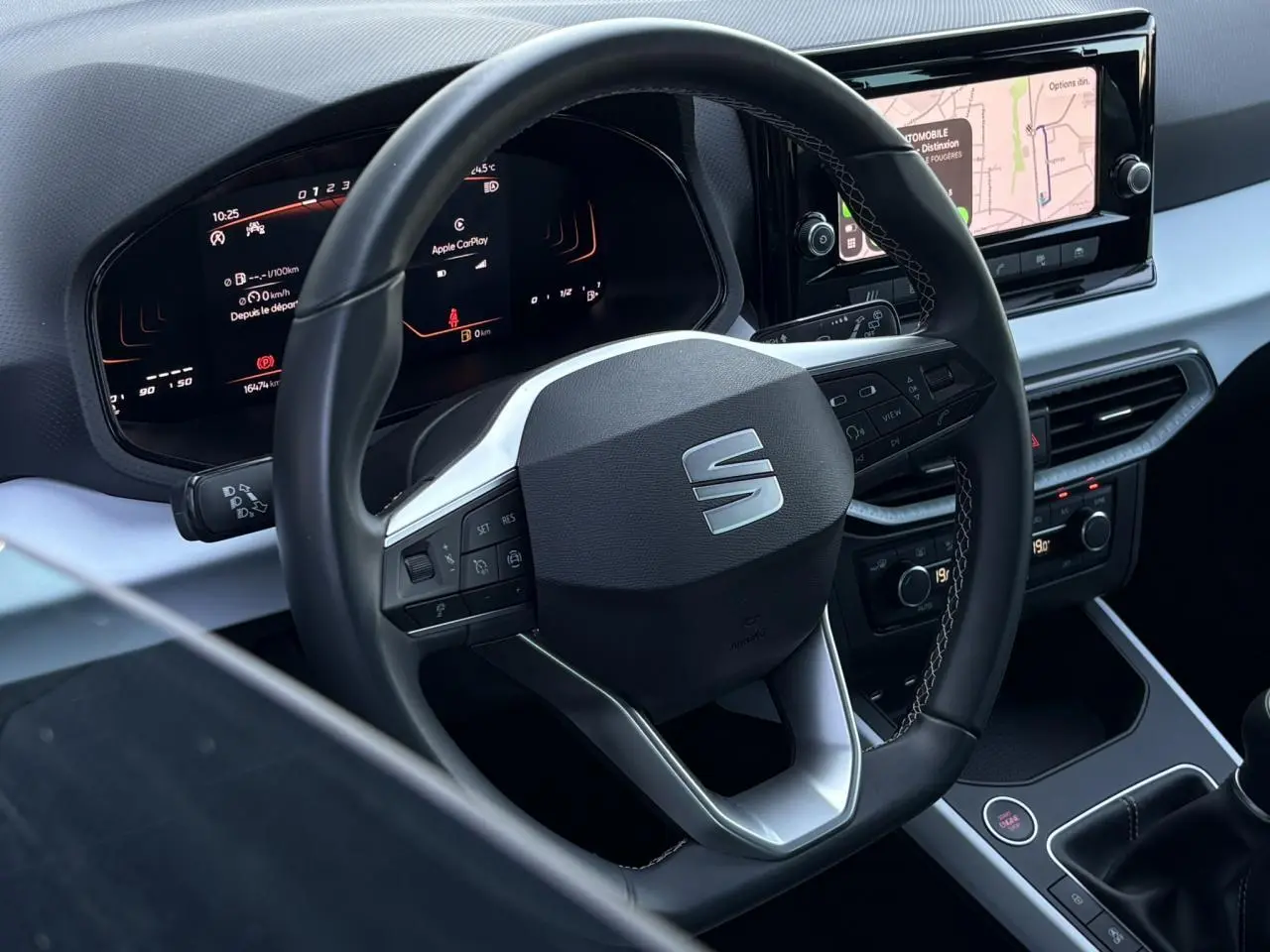 Vue intérieure centrée sur le volant cuir multifonction et le tableau de bord digital de la SEAT Ibiza TSI 115 Xcellence.