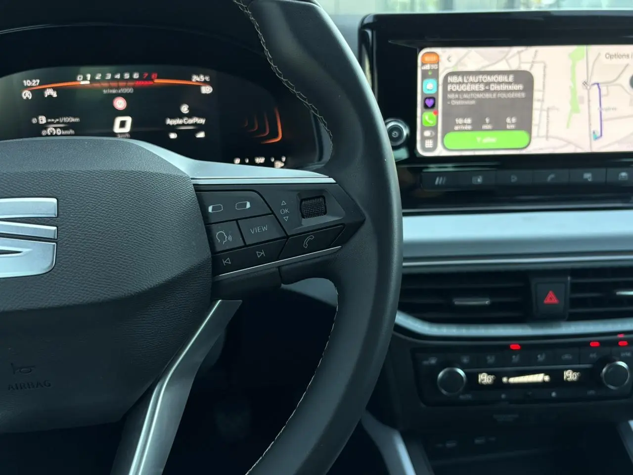 Vue rapprochée du volant multifonction et du tableau de bord digital de la SEAT Ibiza TSI 115 Xcellence 2025.