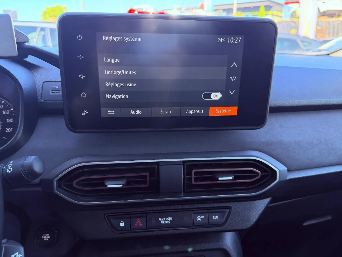 Vue intérieure du tableau de bord de la Dacia Sandero 2025, écran tactile affichant les réglages système.