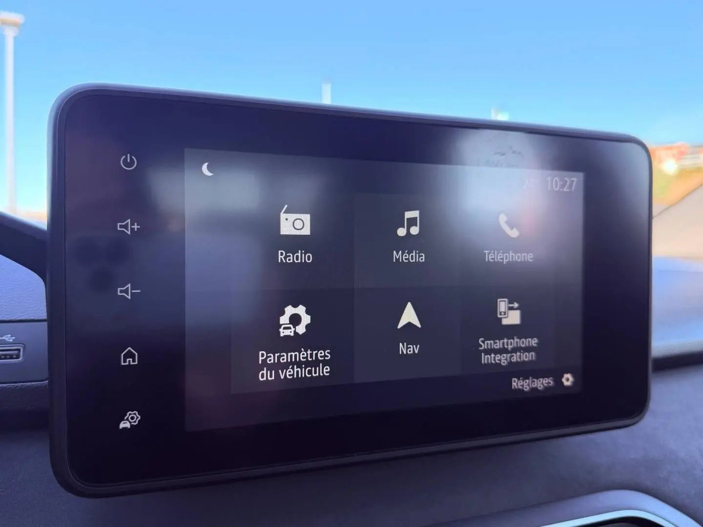 Écran tactile central du tableau de bord de la Dacia Sandero 2025 affichant les options multimédia et navigation.