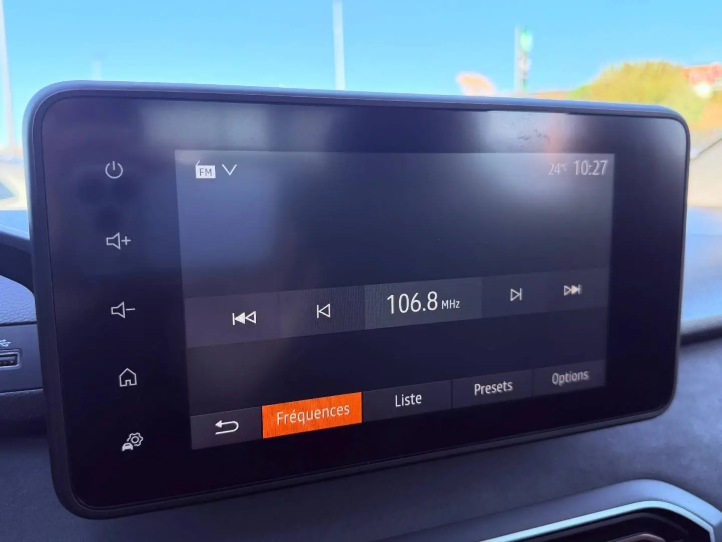 Écran tactile central de la Dacia Sandero 2025 affichant la radio FM à 106,8 MHz, vue intérieure frontale.