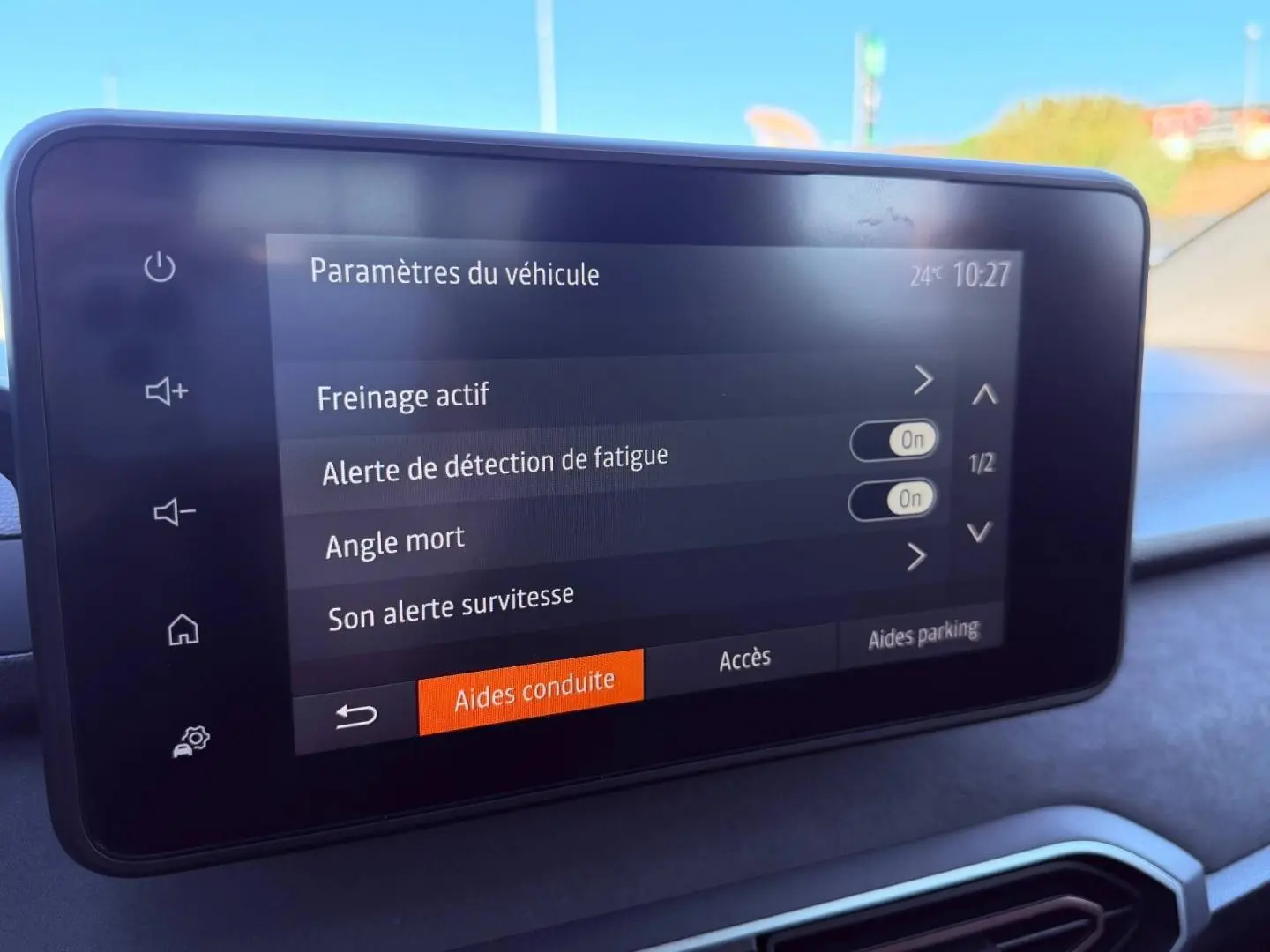Écran tactile intérieur du tableau de bord de la Dacia Sandero 2025 affichant les paramètres d’aides à la conduite.