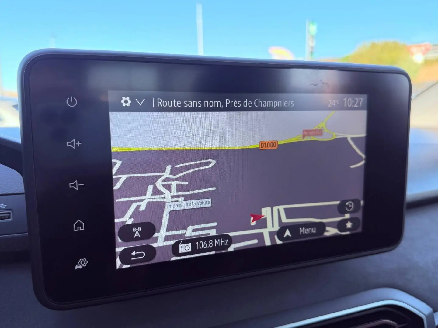 Écran tactile central du tableau de bord de la Dacia Sandero 2025 affichant la navigation GPS.