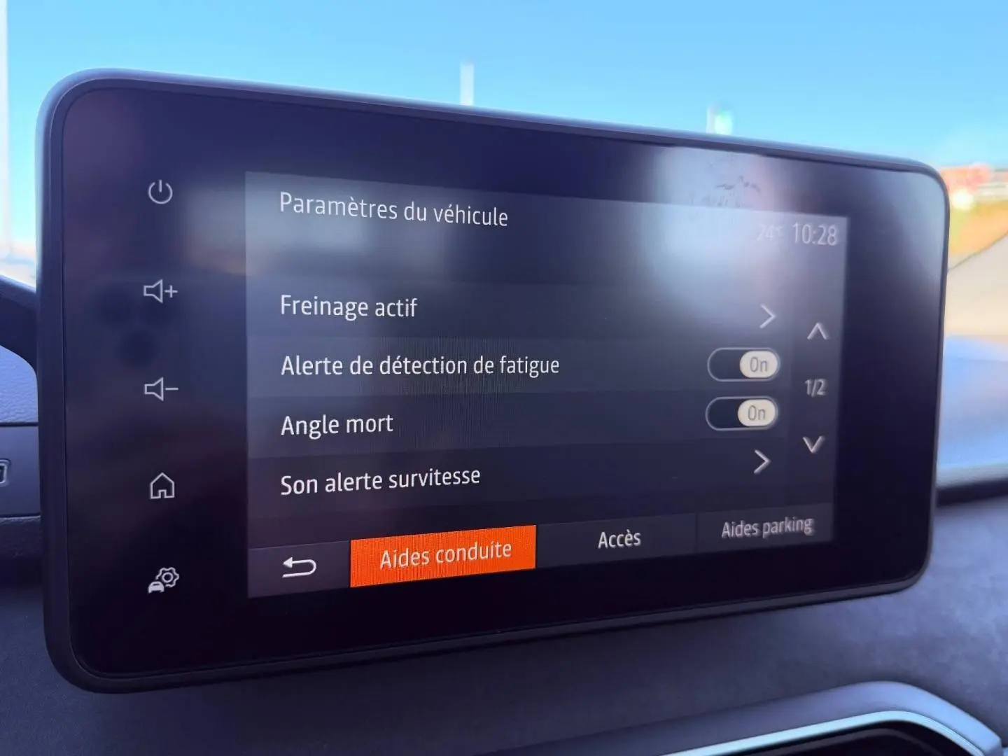 Écran tactile central du tableau de bord de la Dacia Sandero 2025 affichant les aides à la conduite.