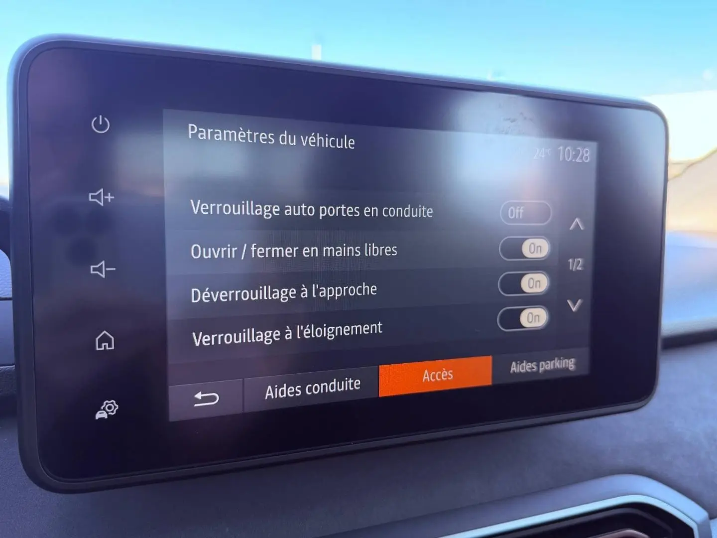 Écran tactile intérieur de la Dacia Sandero 2025 affichant les paramètres d'accès au véhicule.