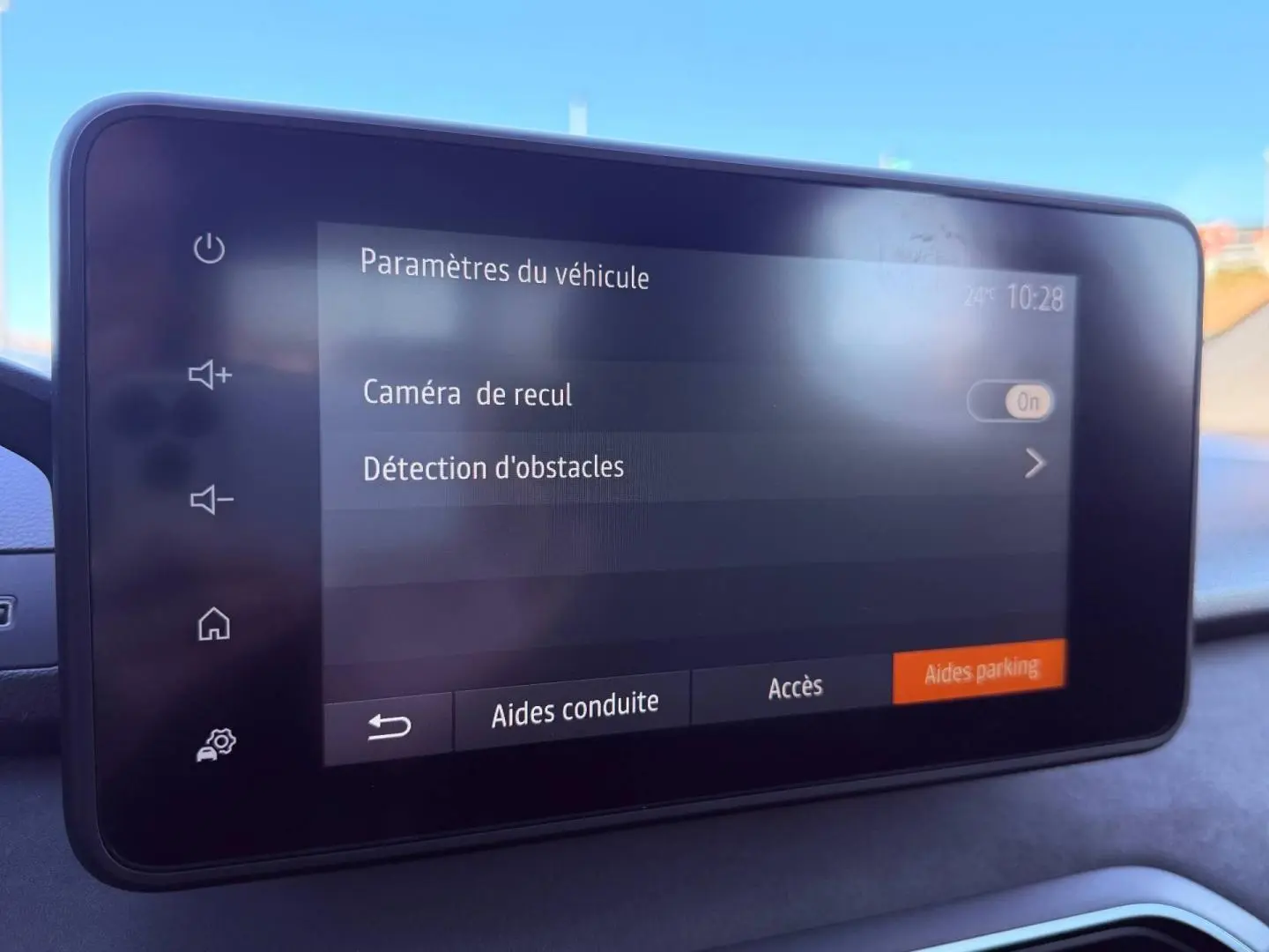 Écran tactile intérieur de la Dacia Sandero 2025 affichant les paramètres caméra de recul et détection d'obstacles.