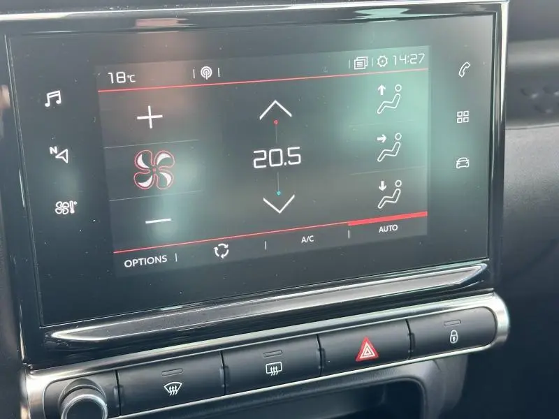 Écran tactile central du tableau de bord du Citroën C3 Aircross 2021 affichant la climatisation à 20,5°C.