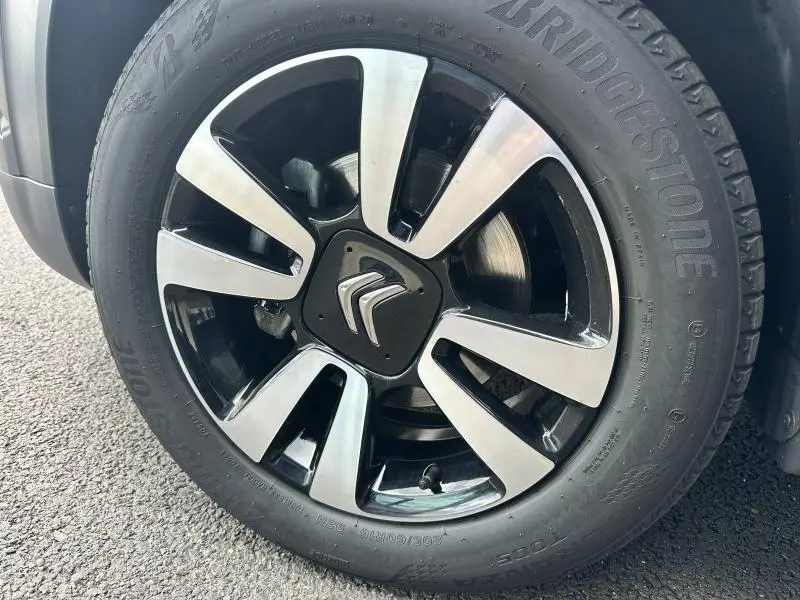 Gros plan sur la jante alu bicolore noire et argentée avec logo Citroën du Citroën C3 Aircross 2021.