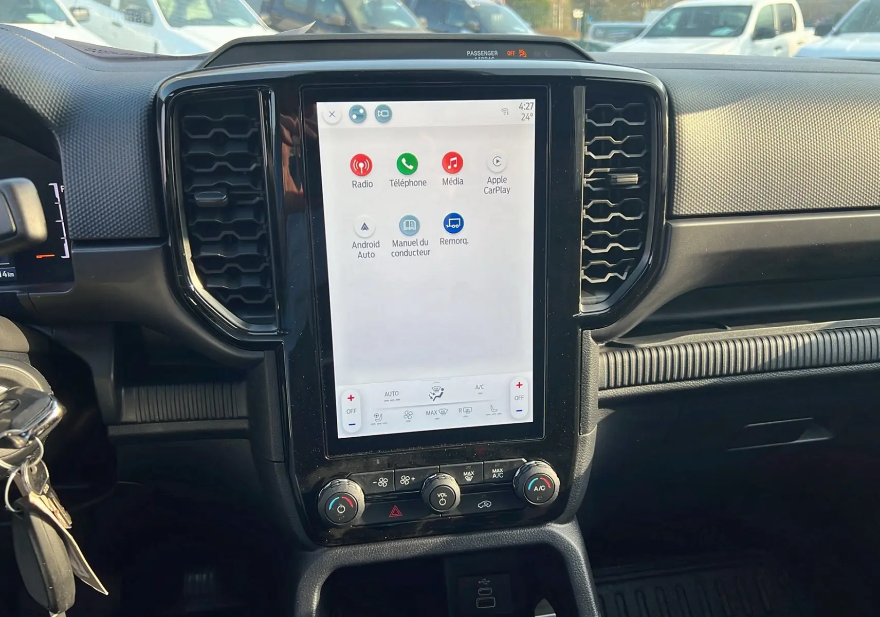 Vue intérieure centrée sur la console tactile du Ford Ranger 2025, écran affichant les options multimédia et connectivité.