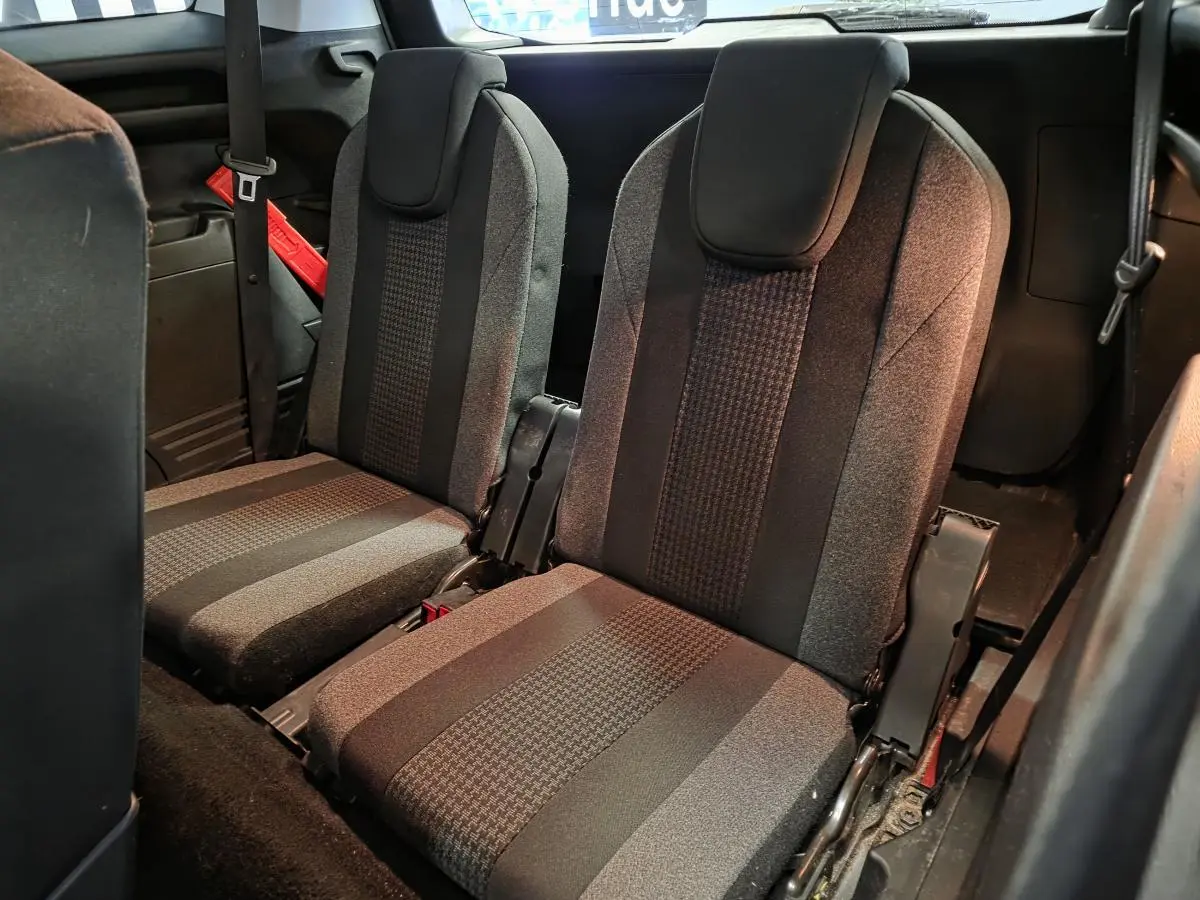 Vue rapprochée des deux sièges indépendants gris foncé du troisième rang du Peugeot 5008 2019, version 7 places.