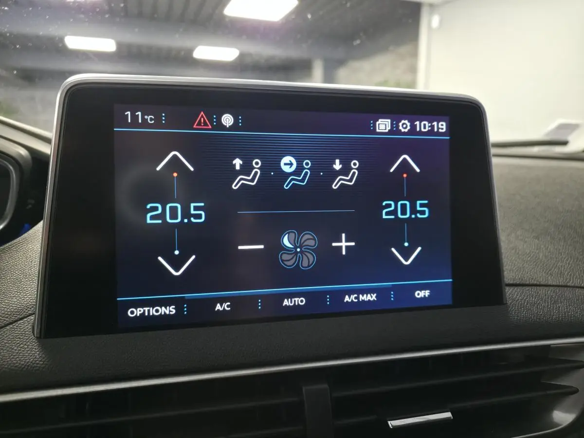 Écran tactile de la climatisation bi-zone du Peugeot 5008 bleu, affichant 20,5°C côté gauche et droit.