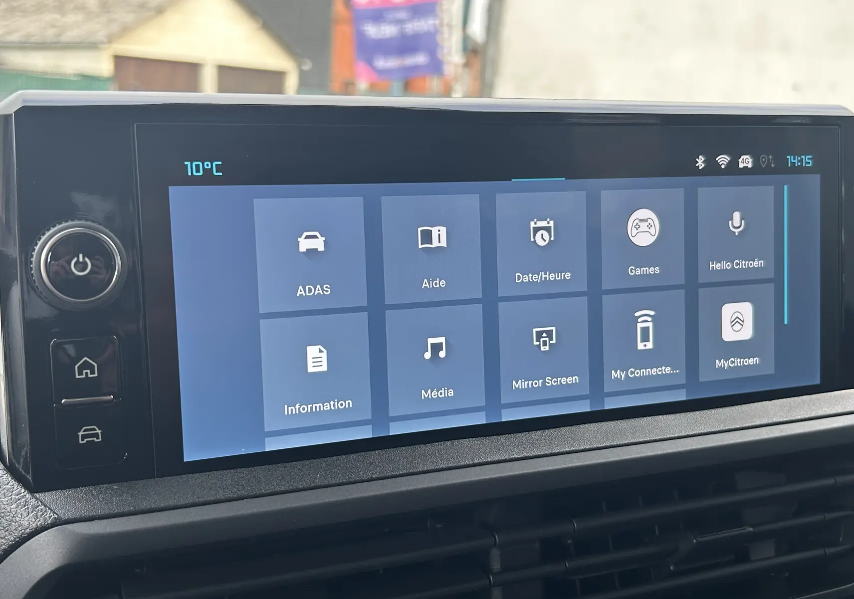Écran tactile central du tableau de bord du Citroën Jumpy Cabine Approfondie gris titane, affichant les options du menu.