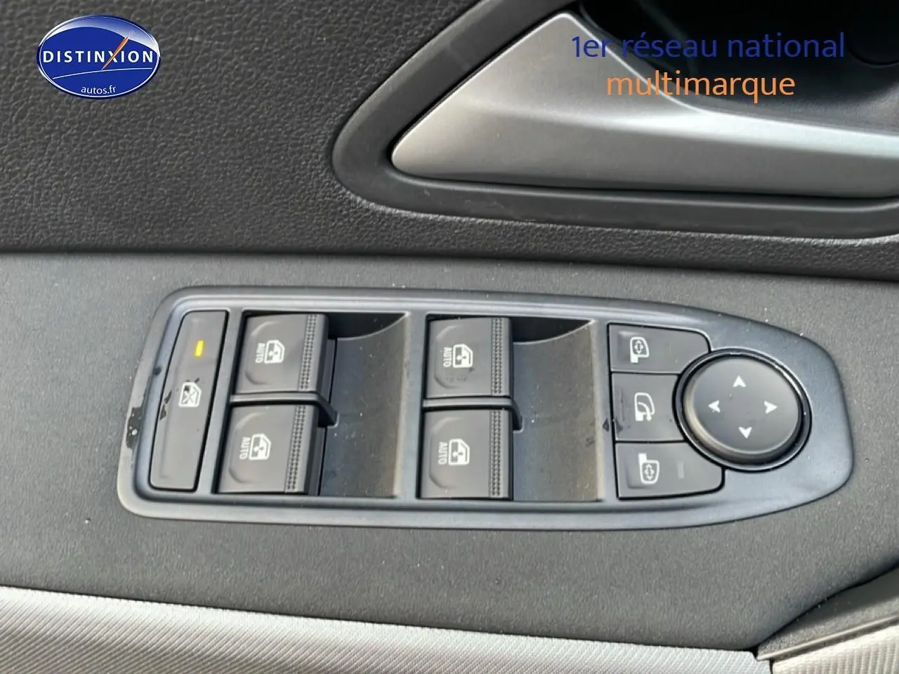 Panneau de commandes des vitres électriques côté gauche intérieur du Dacia Bigster gris schiste, avec réglages des rétroviseurs.