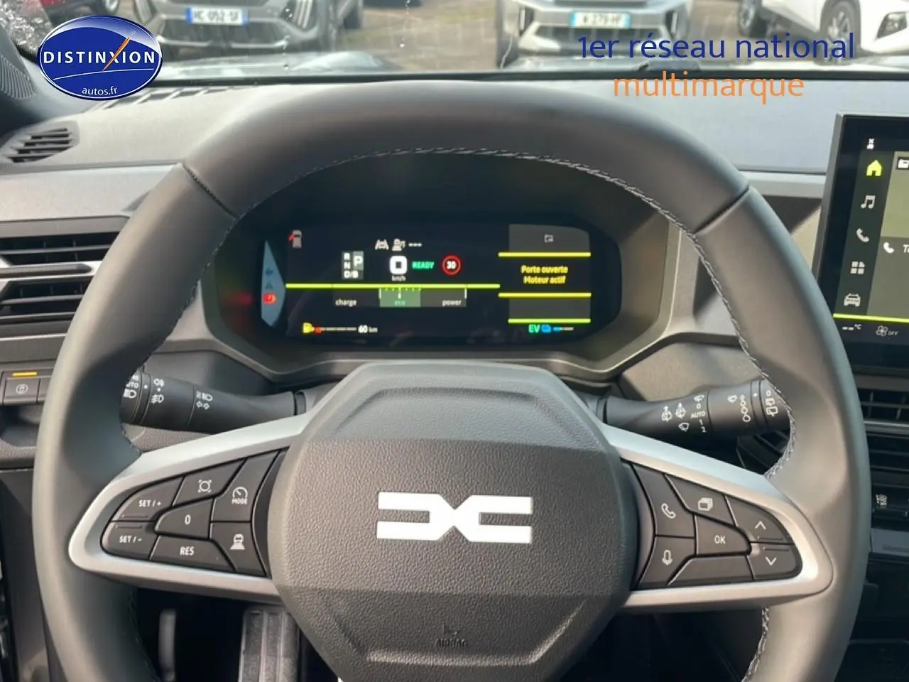 Vue centrée sur le volant cuir et le tableau de bord numérique du Dacia Bigster gris schiste, version hybride 2025.