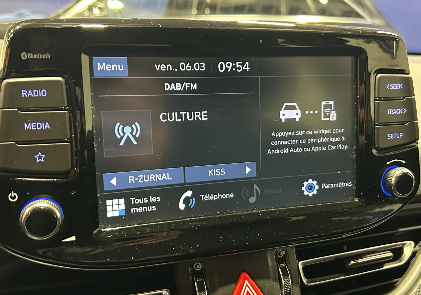 Écran tactile central de la Hyundai i30 SW 2022 affichant la radio DAB/FM et les options de connectivité.