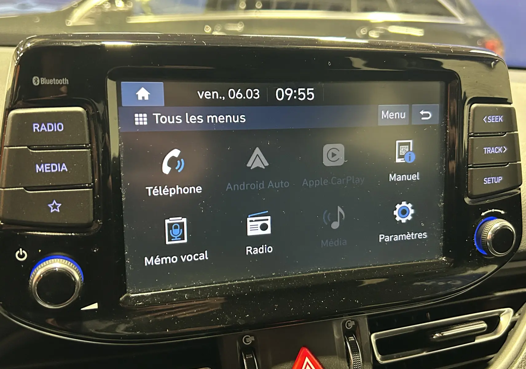 Gros plan sur l'écran tactile central noir de la Hyundai i30 SW 2022 avec menus radio, téléphone et paramètres visibles.