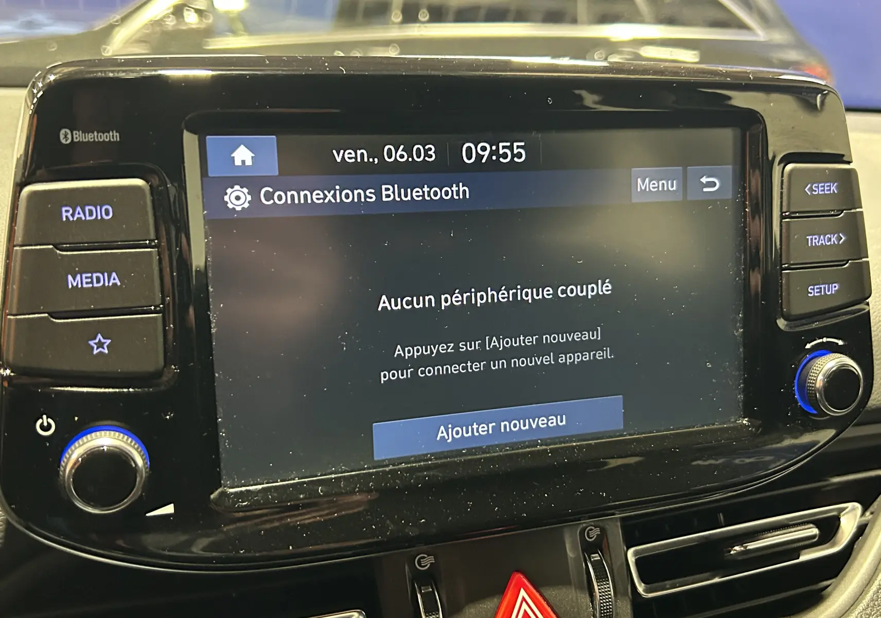 Écran tactile central de la Hyundai i30 SW 2022 affichant le menu Bluetooth, entouré de boutons fonctionnels.