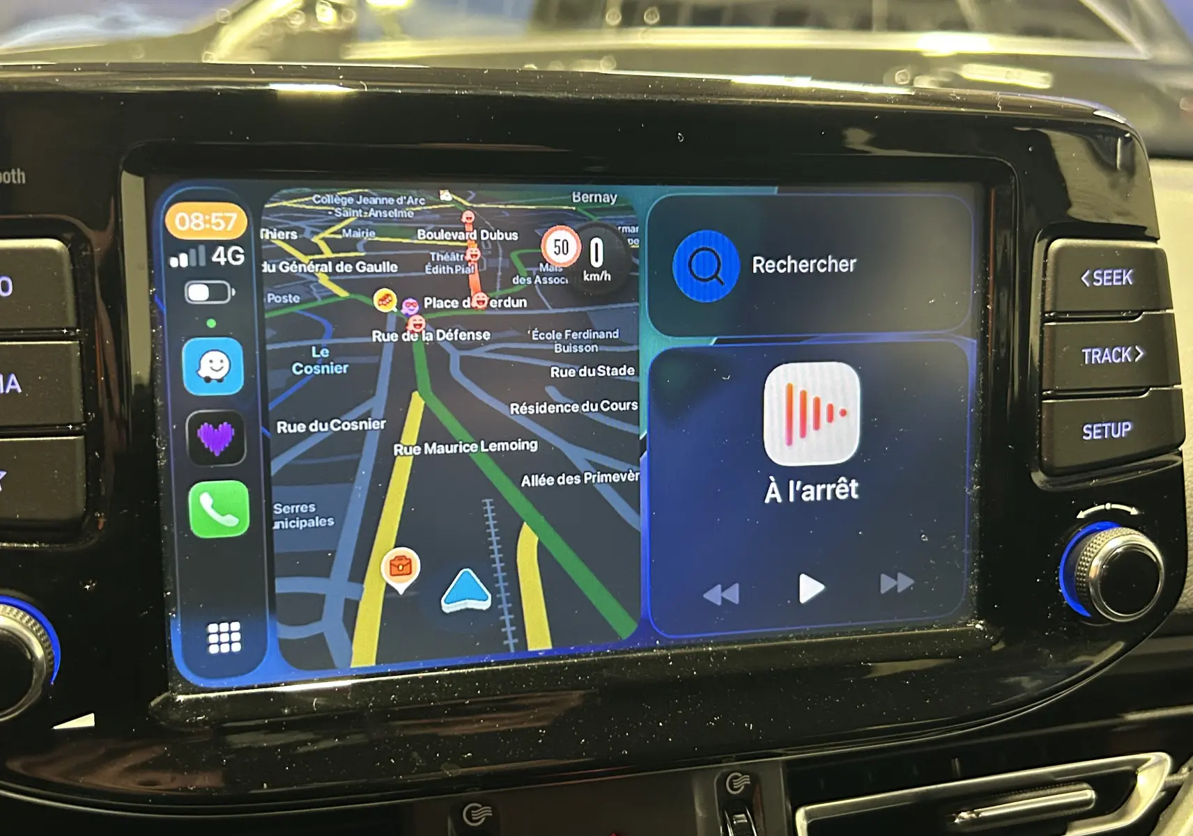 Écran tactile central de la Hyundai i30 SW 2022 affichant la navigation et les commandes multimédia en mode arrêt.