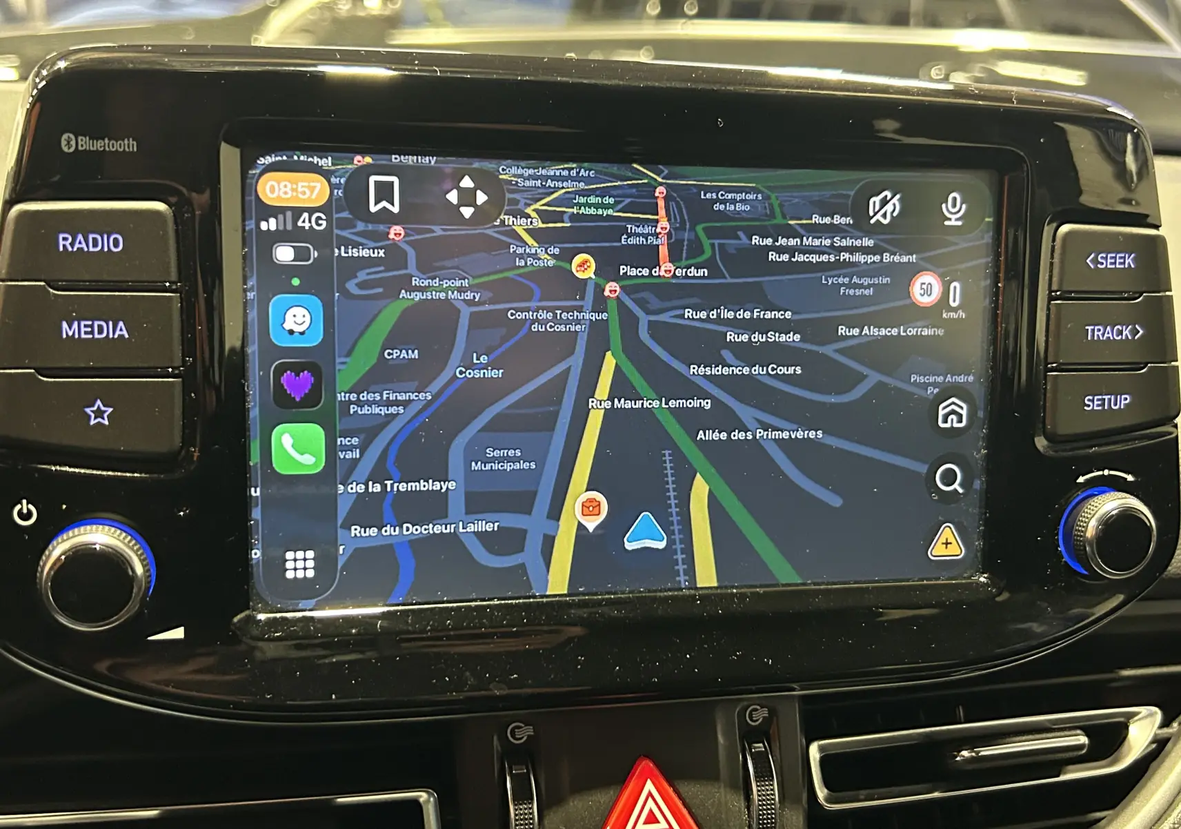 Écran tactile central de la Hyundai i30 SW 2022 affichant la navigation GPS avec commandes multimédia autour.