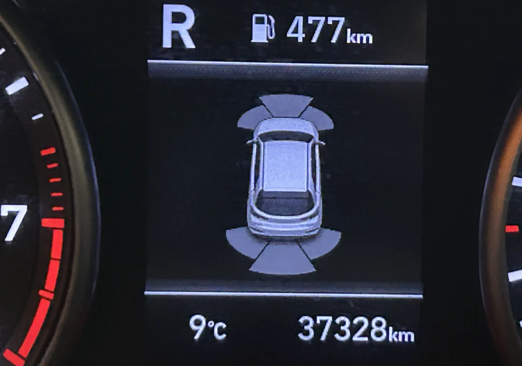 Affichage du tableau de bord de la Hyundai i30 SW 2022 montrant l'autonomie, la température et le mode de marche arrière.