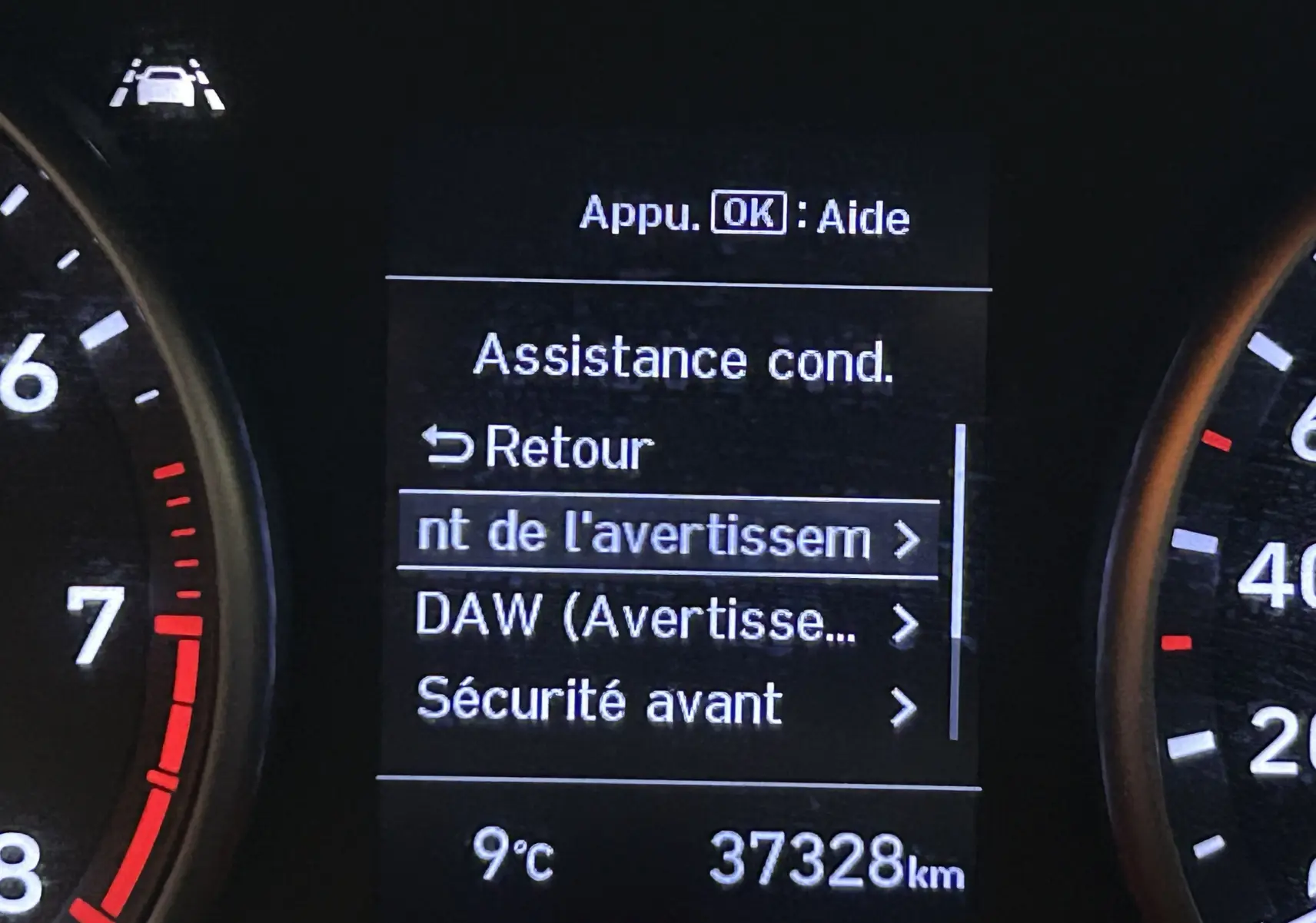 Affichage du tableau de bord de la Hyundai i30 SW 2022 montrant les options d'assistance conducteur et le compteur kilométrique.