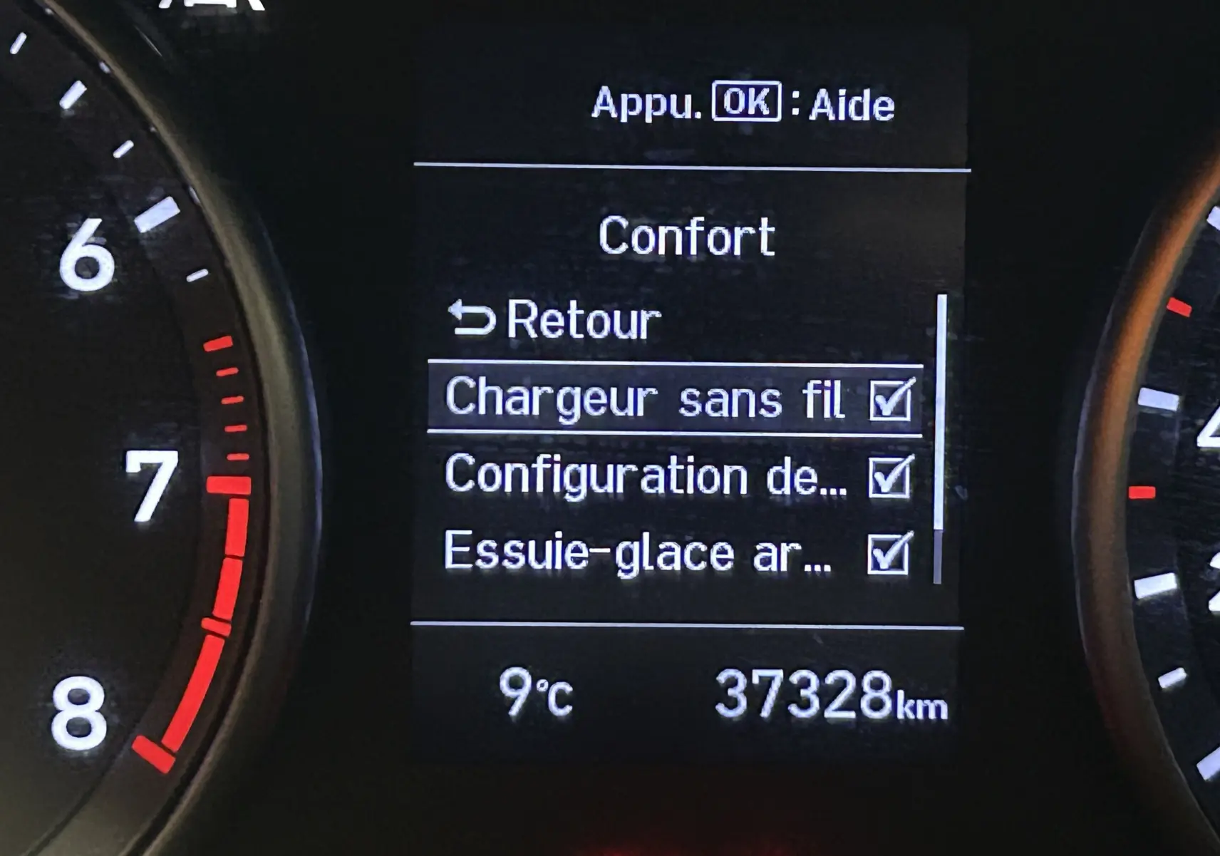 Affichage du tableau de bord de la Hyundai i30 SW 2022, montrant les options de confort et 37 328 km au compteur.