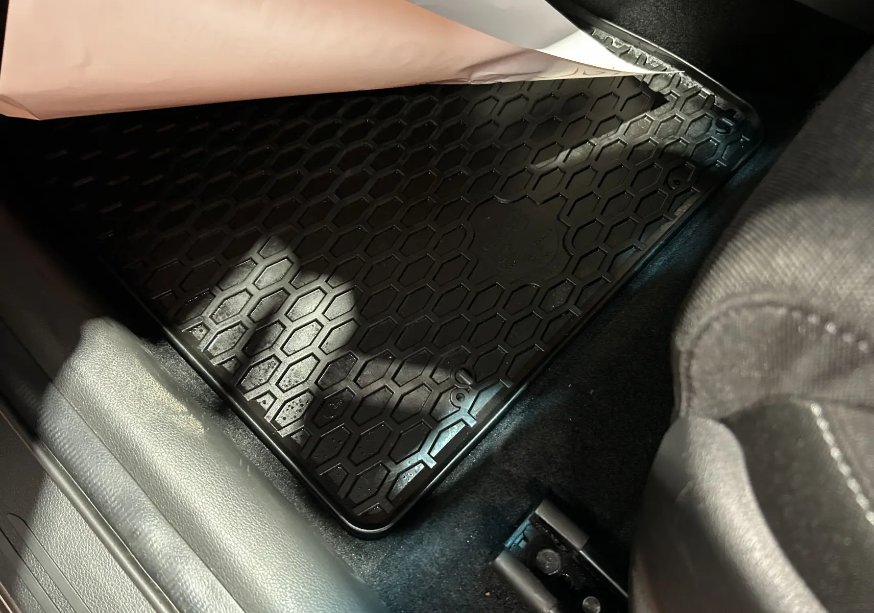 Tapis de sol en caoutchouc noir avec motif hexagonal dans l'habitacle côté passager d'une Hyundai i30 SW 2022.