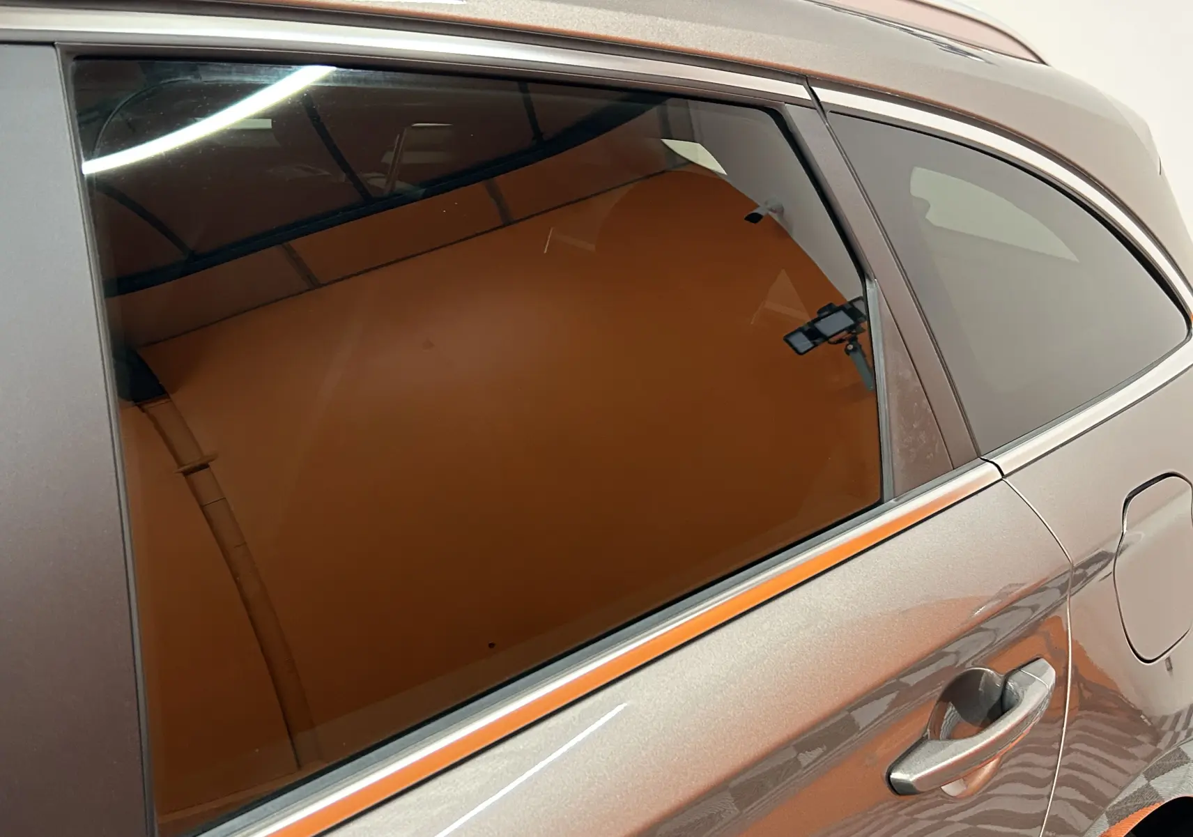 Vue rapprochée sur la porte arrière droite d’une Hyundai i30 SW 2022 couleur bronze métallique avec vitre teintée.