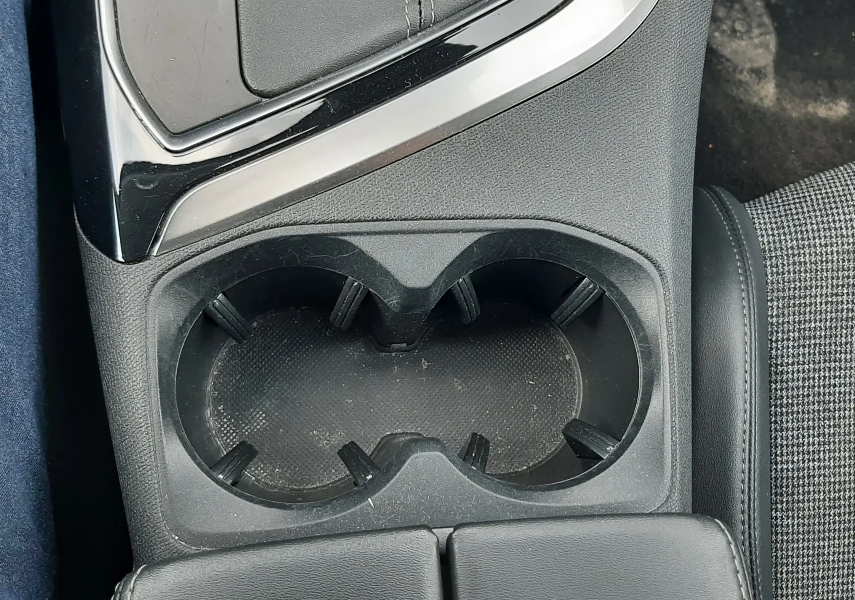 Gros plan sur la console centrale du Peugeot 3008 gris Amazonite, montrant le porte-gobelets et le levier de vitesses manuel.