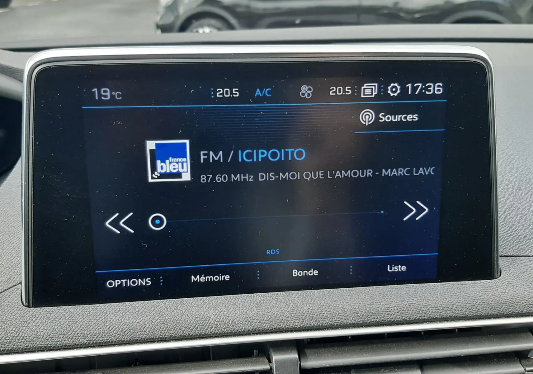 Vue intérieure centrée sur l’écran multimédia du Peugeot 3008 gris Amazonite, affichant la radio FM à 17h36.