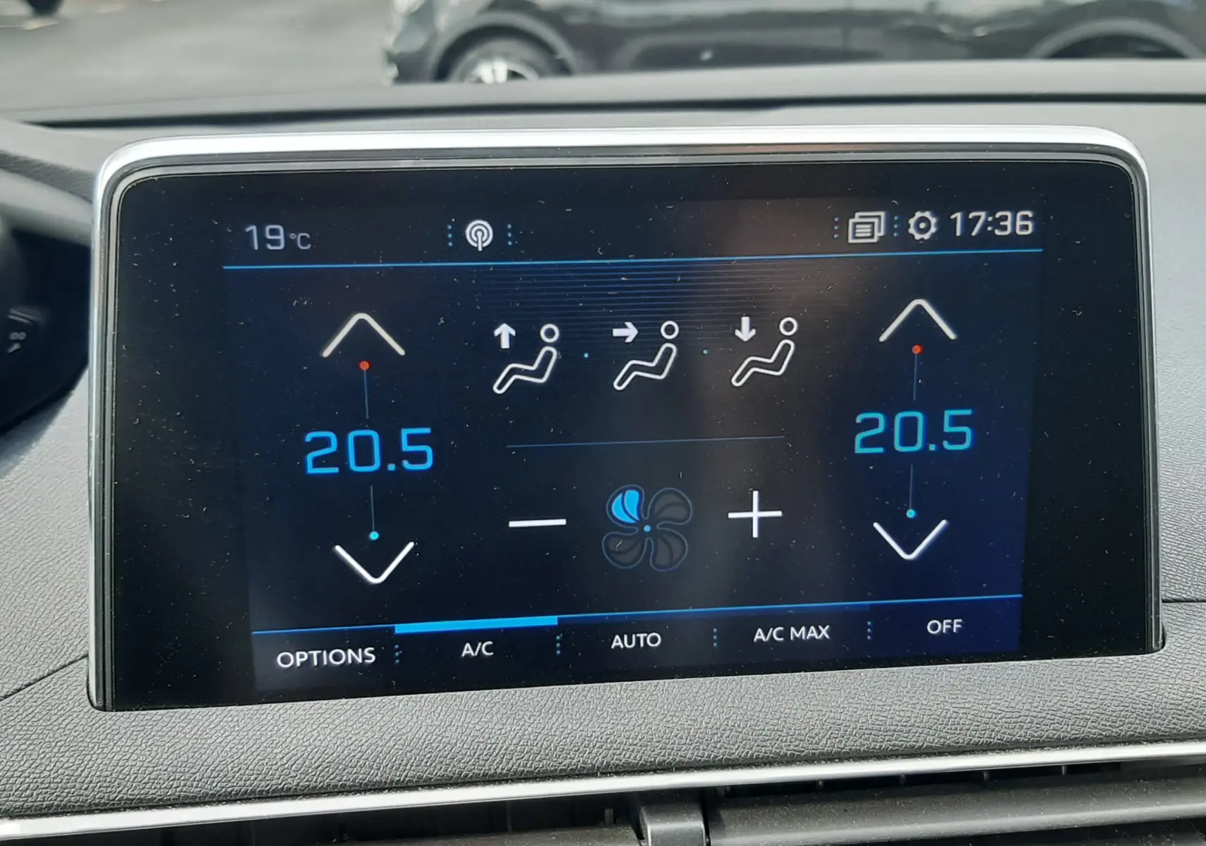 Écran central du Peugeot 3008 gris Amazonite de 2019 montrant la climatisation réglée à 20,5°C en mode automatique.