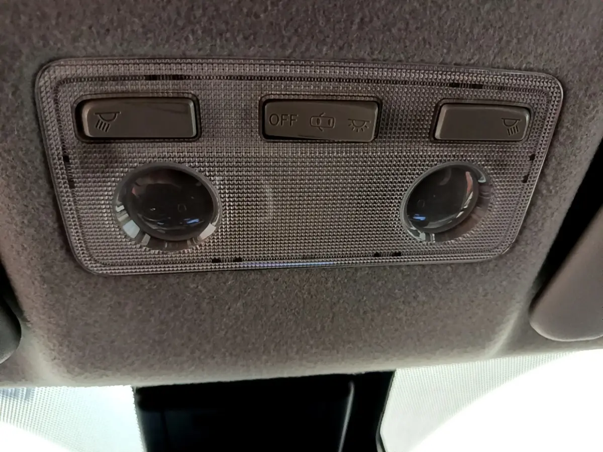 Plafonnier intérieur avec commandes d’éclairage et spots de lecture de la Toyota Yaris blanche 2019.