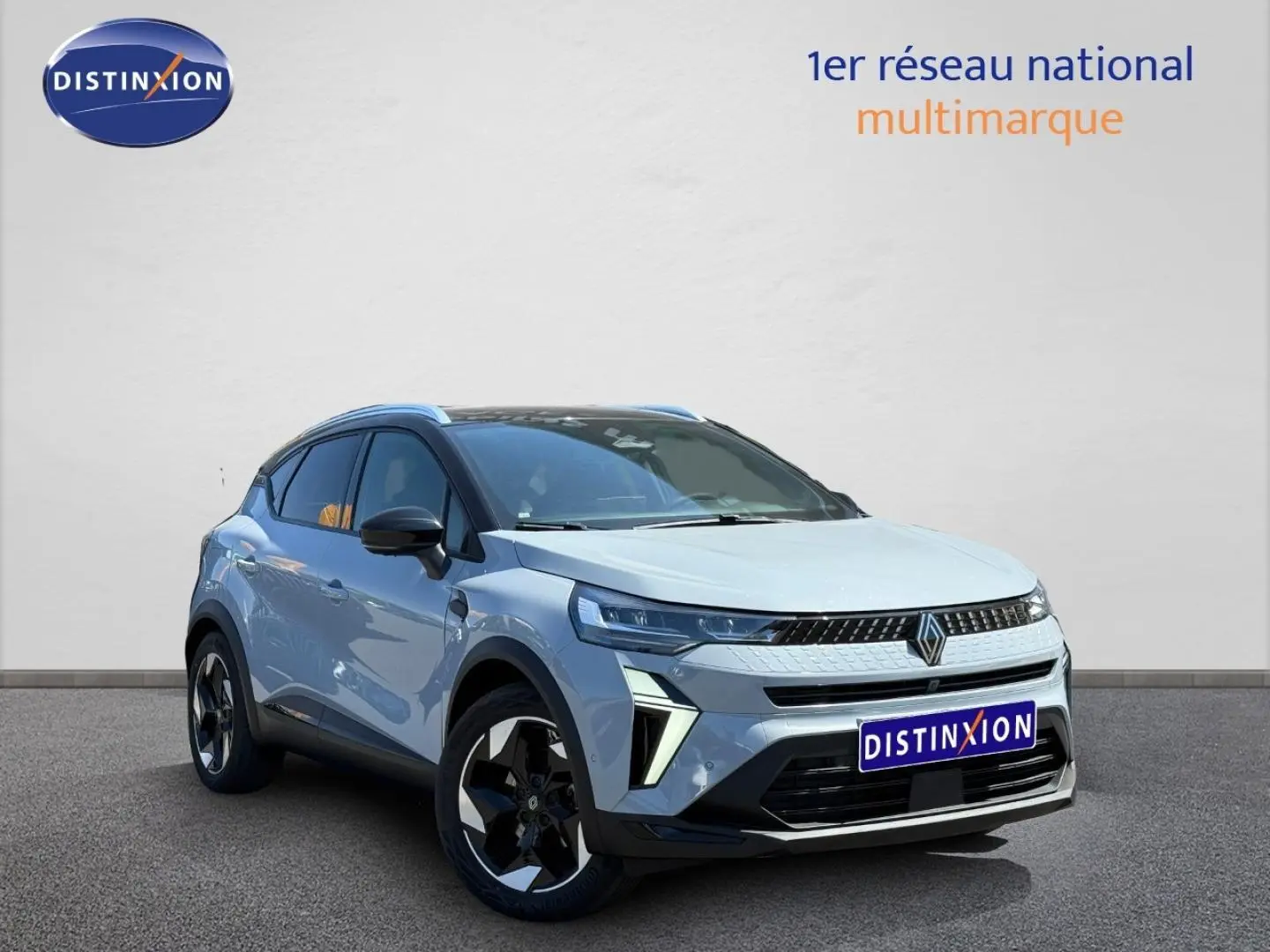 Renault Captur 2025 gris Rafale métallisé vue 3/4 avant avec toit noir et jantes alu noires distinctives.