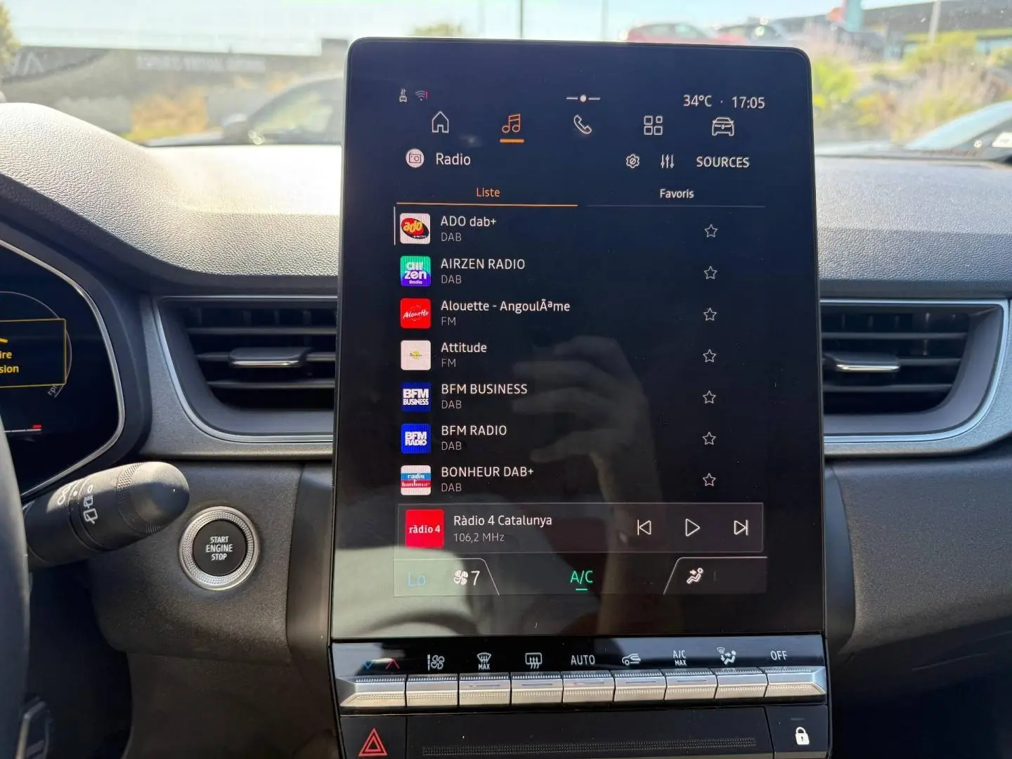 Écran tactile central du tableau de bord du Renault Captur 2025, affichant les radios numériques.