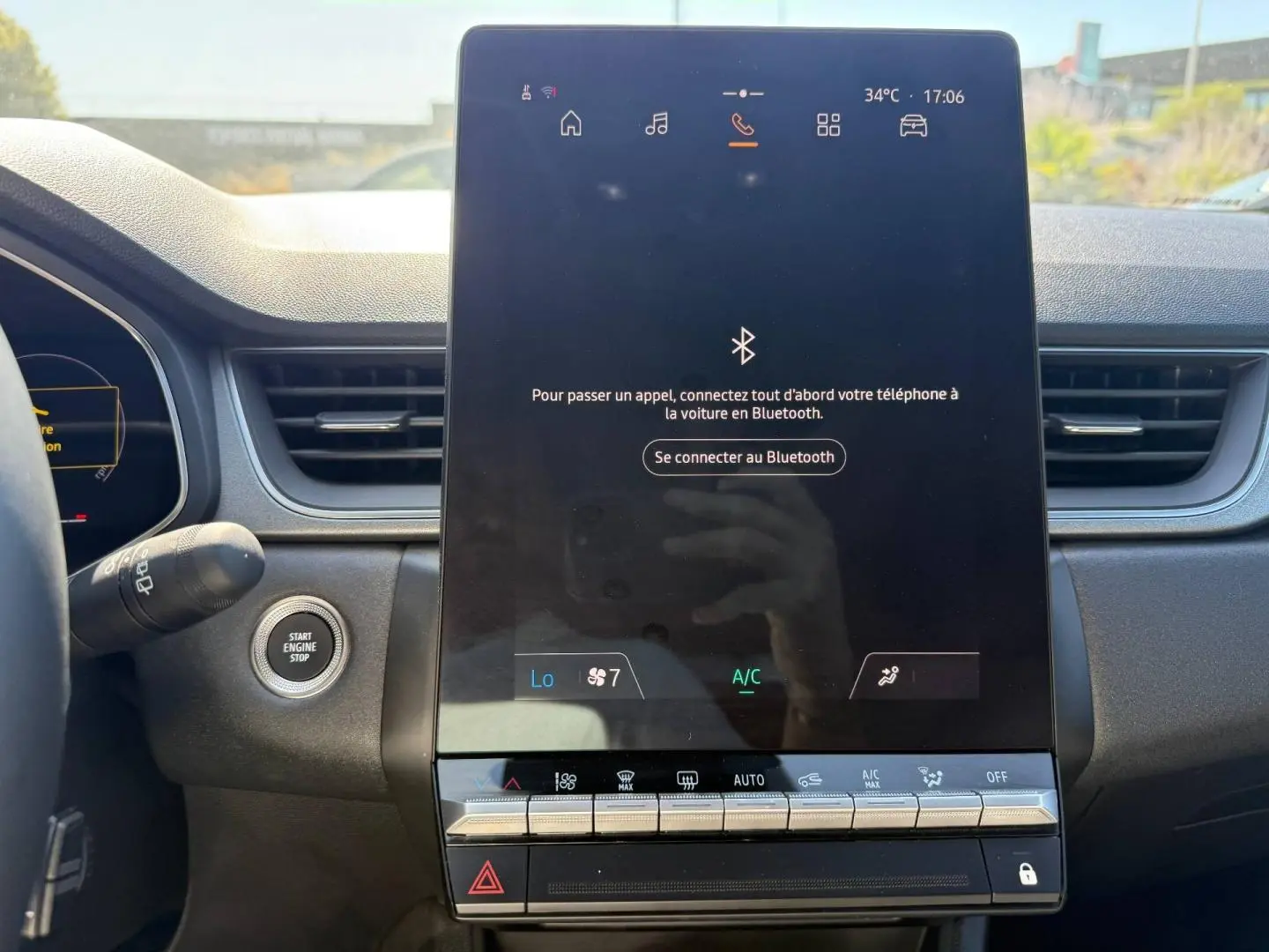 Vue intérieure centrée sur l'écran tactile vertical du tableau de bord du Renault Captur 2025, finition Techno.