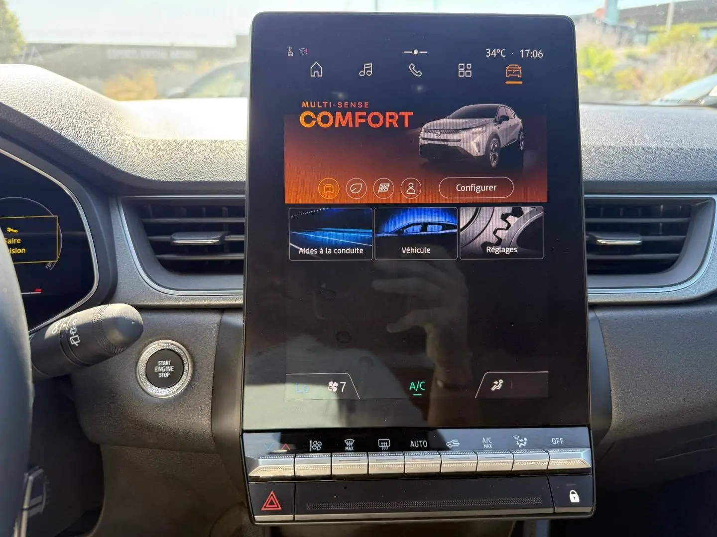 Vue centrale de l'écran tactile du tableau de bord du Renault Captur 2025 avec interface mode Confort affichée.