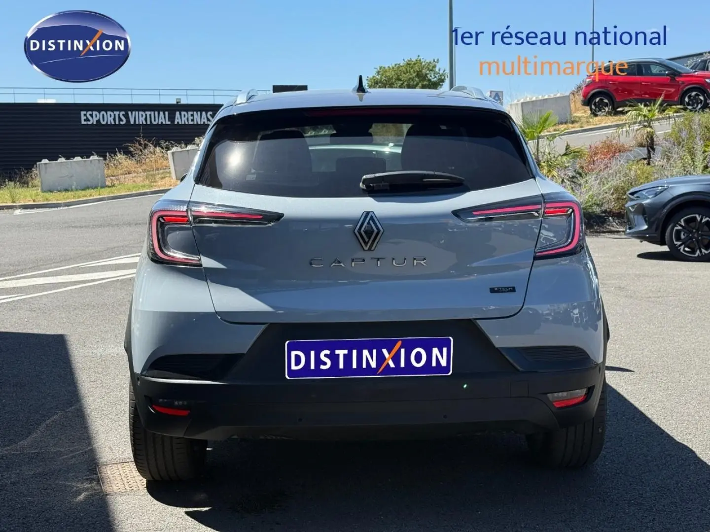 Vue arrière d'un Renault Captur 2025 gris Rafale métallisé avec feux LED et toit noir Etoilé.