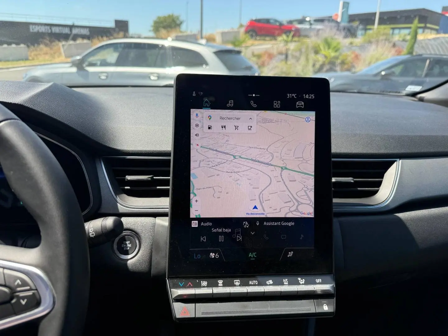 Vue intérieure centrée sur l'écran tactile du tableau de bord du Renault Captur 2025 avec navigation affichée.