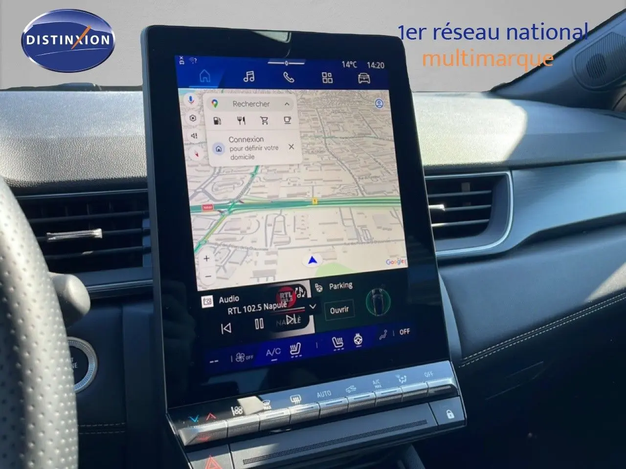 Vue intérieure centrée sur l'écran tactile vertical du tableau de bord du Renault Symbioz noir étoile métal, avec navigation affichée.