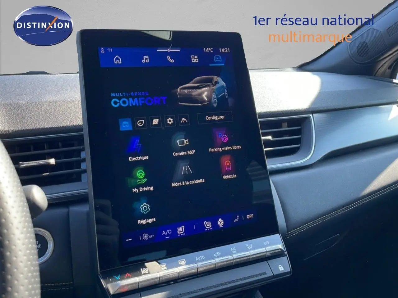 Vue intérieure du tableau de bord de la Renault Symbioz 2025 avec écran tactile central vertical et volant partiel visible.