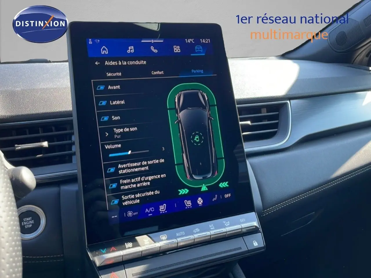 Vue intérieure centrée sur l'écran tactile du tableau de bord du Renault Symbioz 2025, affichant les aides à la conduite.