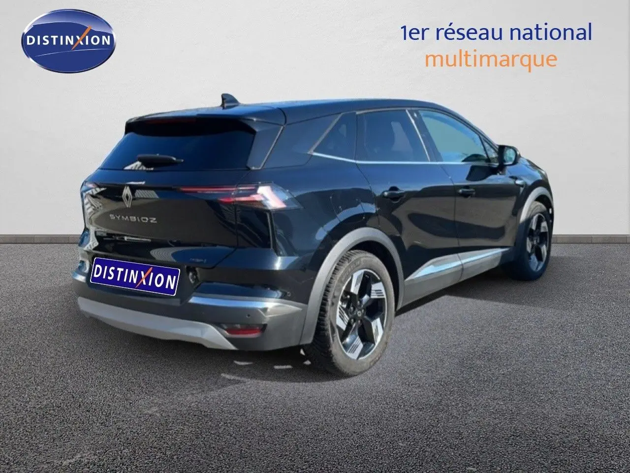 Renault Symbioz noir étoile métal en 3/4 arrière droit, SUV hybride avec jantes bicolores et feux arrière fins.
