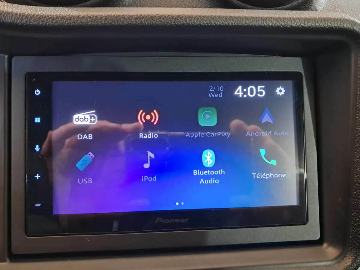 Écran tactile multimédia Pioneer affichant les options radio, Bluetooth, Apple CarPlay et Android Auto dans un véhicule.