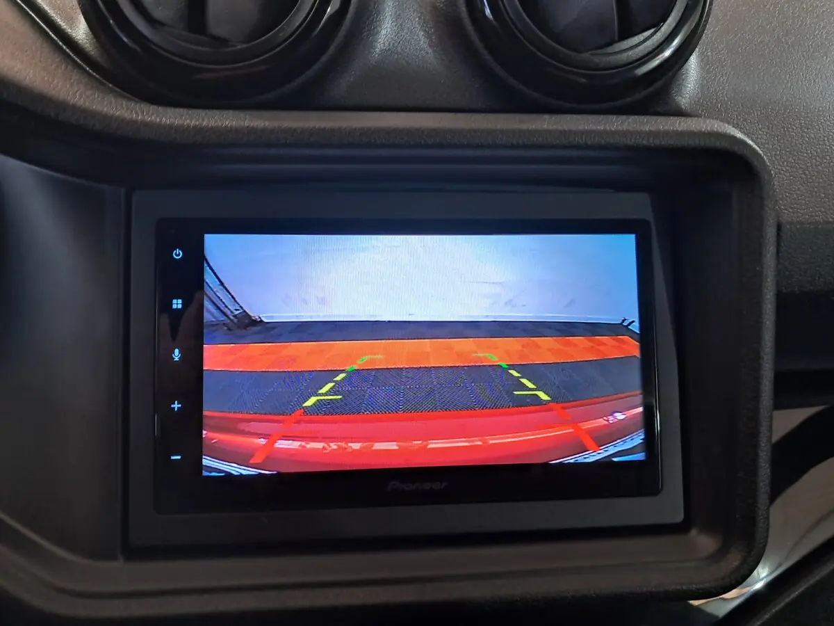 Écran de caméra de recul affichant l'arrière rouge d'une AIXAM AMBITION 2025 vue depuis l'habitacle.