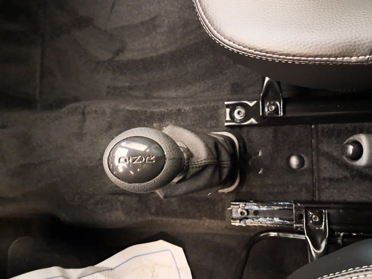 Le levier de vitesses automatique noir de l'AIXAM AMBITION 2025, vu en gros plan depuis l'intérieur côté conducteur.