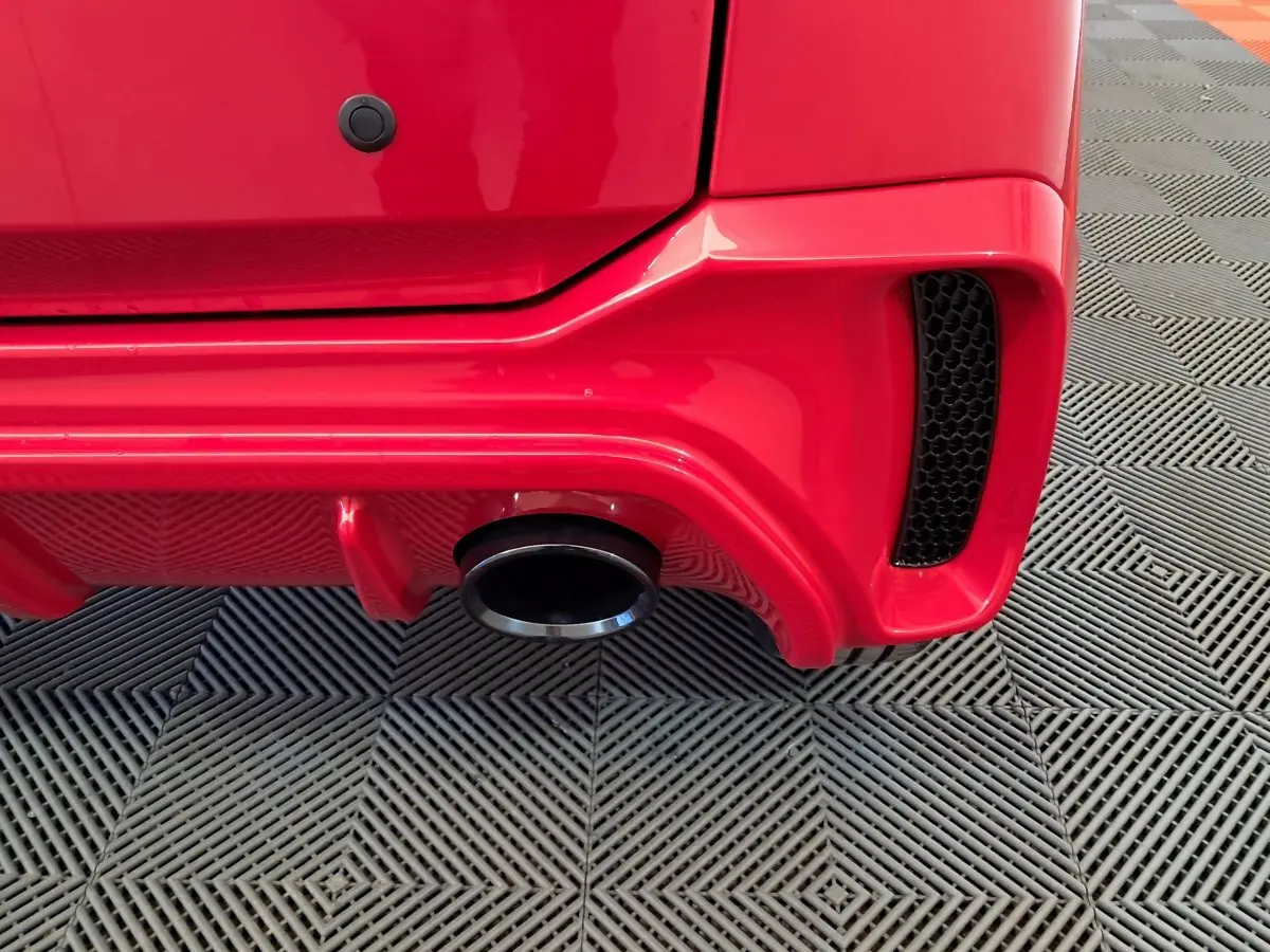 Gros plan sur l'échappement et le pare-chocs arrière rouge de l'AIXAM AMBITION 2025 côté droit.