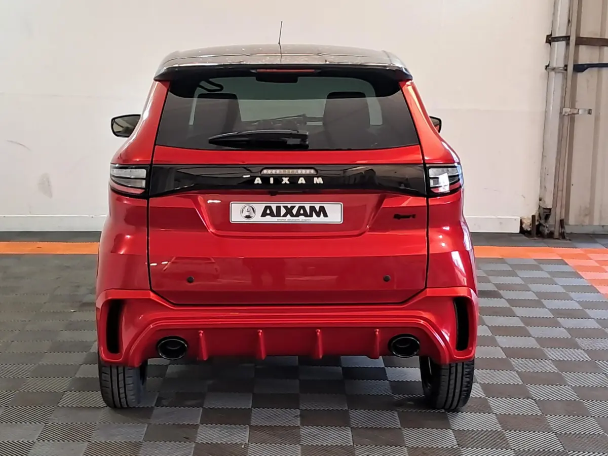 Vue arrière d'une AIXAM Ambition rouge 2025 avec feux horizontaux et double sortie d'échappement sport.
