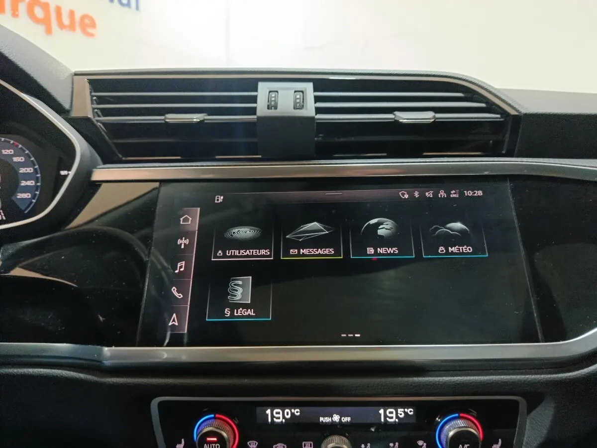 Vue rapprochée du tableau de bord de l'Audi Q3 Sportback 2021, écran tactile central affichant menu multimédia.