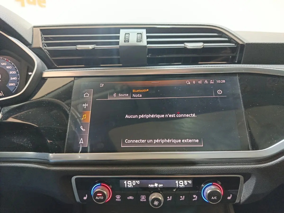 Vue rapprochée du tableau de bord de l’Audi Q3 Sportback 2021 avec écran tactile et commandes climatisation digitales.
